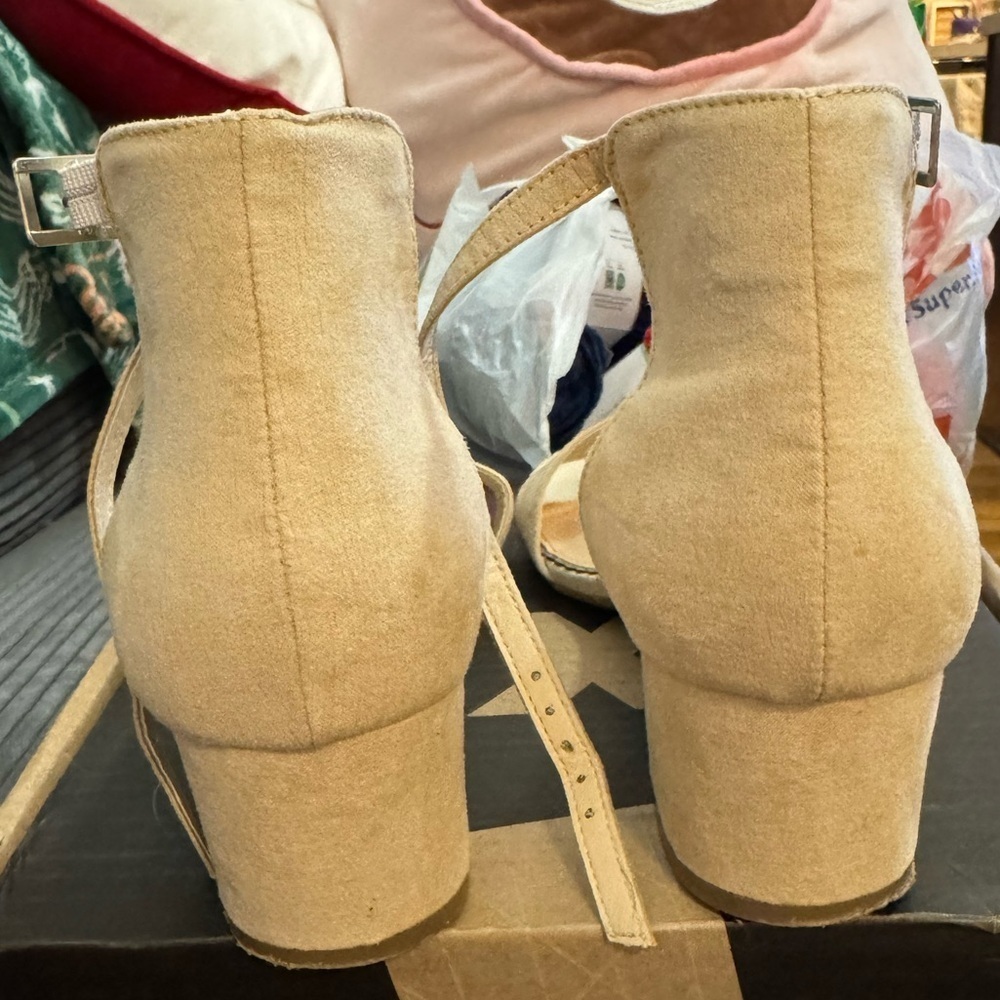 London Fog Beige Ankle Strap low chunk Heels, size 10 - Picture 4 of 5